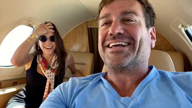 Model beleeft gênant moment op vliegtuig: «Daarom draag je dus best een onderbroek» (video)