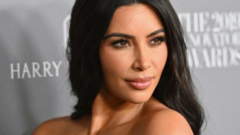 Kim Kardashian onder vuur omwille van ‘ongepaste’ outfit tijdens bezoek aan Vaticaan (foto)