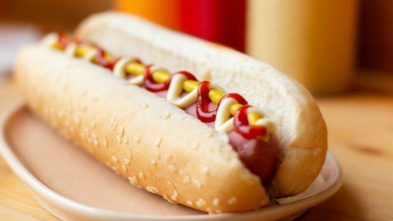 WOW. Kampioen hotdogs eten breekt eigen record: zoveel kreeg hij er binnen in 10 minuten