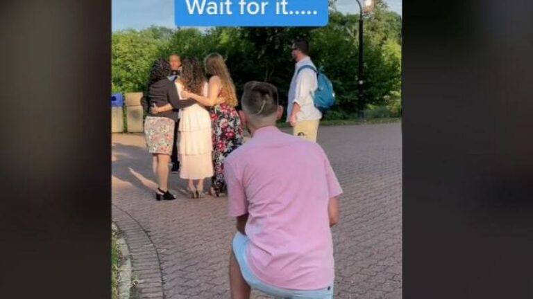 Vrouw wordt op hilarische wijze weggesleurd van huwelijksaanzoek vriendin: «Ze zou de verrassing verpest hebben» (video)