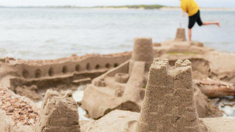 Record op de schop: aanschouw het hoogste zandkasteel ter wereld (foto’s)