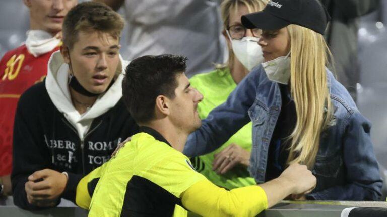 Dansende Thibaut Courtois zet de bloemetjes buiten met vriendin op Ibiza (video)