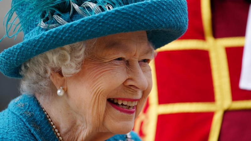 Queen wenst Engels elftal succes met foto uit oude doos en ‘geheime boodschap’