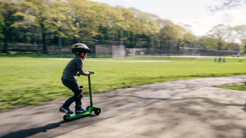 LEVENSGEVAARLIJK. 10-jarige jongen op step kan SUV maar nipt ontwijken (video)