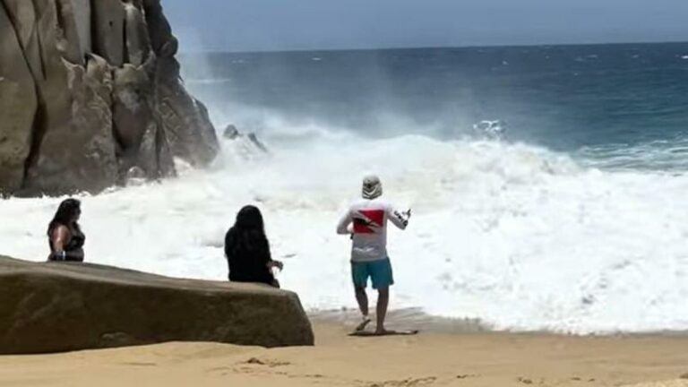 Toeristen willen foto maken van zee, maar dan komt er een ENORME golf aan… (video)