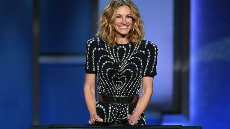 Dochter Julia Roberts maakt rode loperdebuut en lijkt sprekend op haar moeder (foto)