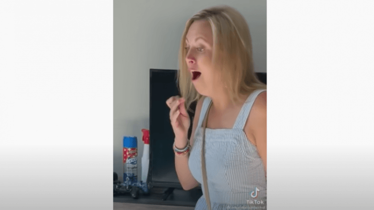 Moeder kijkt achter bed van tienerzoon, maar dat had ze beter niet gedaan … (video)