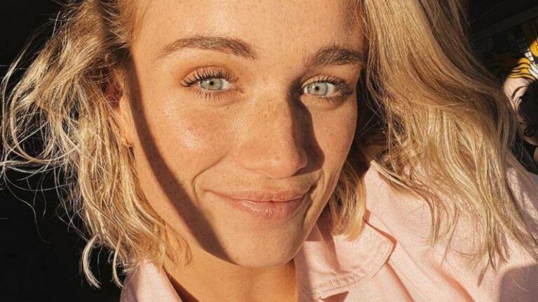 Julie Vermeire schittert in ‘Baywatch’-badpak voor nieuwe reeks (foto)