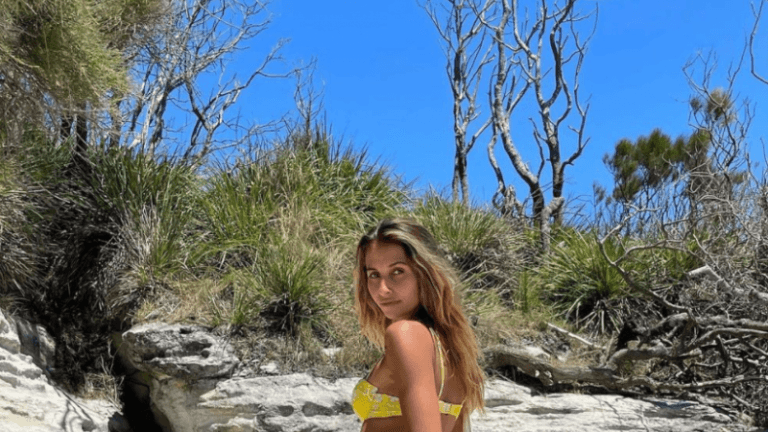 Model post bikinifoto aan het strand, maar krijgt nadien politie aan de deur: «Ik ben in shock» (video)