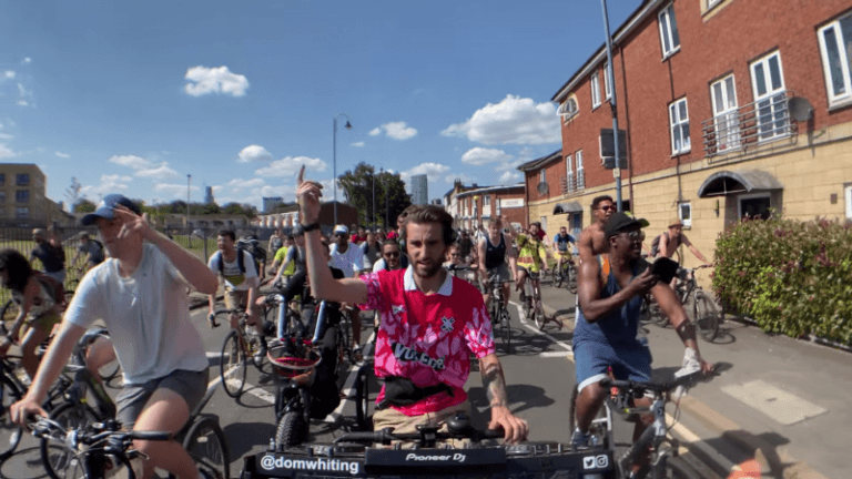 Fietsende dj tovert Britse straten om tot feestterrein: “Wat een held!” (video)
