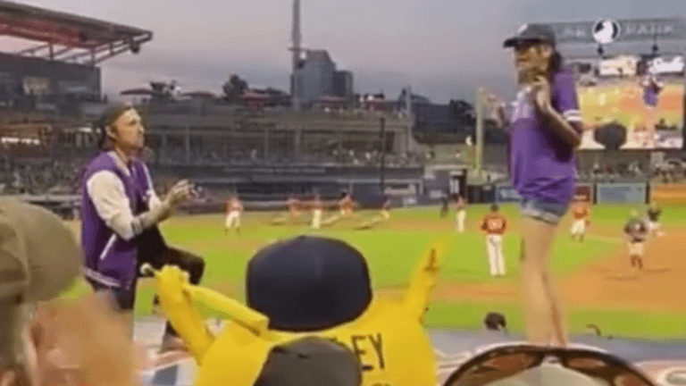 PIJNLIJK. Huwelijksaanzoek in vol stadion gaat volledig fout: «Oh my god!» (video)