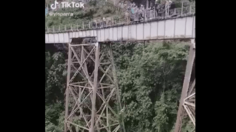 TRAGISCH. Bungeejumpster zonder koord stort te pletter nadat ze «signaal fout interpreteert» (video)