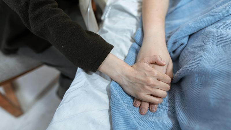 Moeder onthult laatste hartverscheurende woorden van haar zoon die stierf na coronabesmetting en anti-vaxxer was