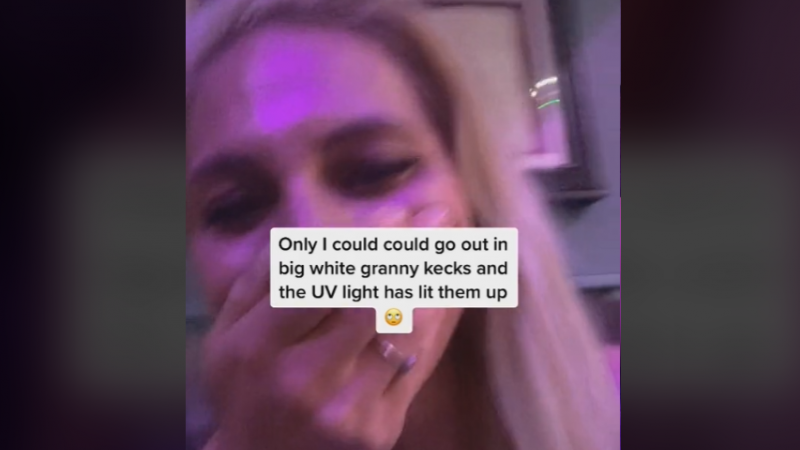 OMG. Vrouw schaamt zich dood nadat opvallend ondergoed oplicht onder jurk door blacklights in bar (video)