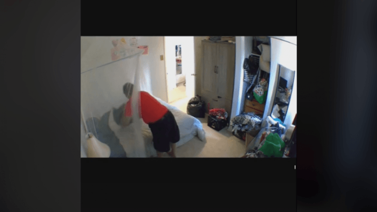 Vrouw ziet vanop vakantie hoe huisbaas haar slaapkamer insluipt en DIT doet met haar bed (video)