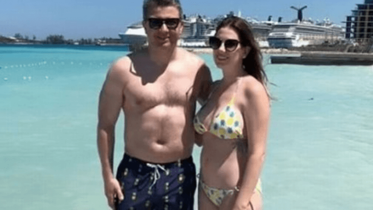 OMG. Koppel aanzien als swingers door DIT detail op hun kledij (video)