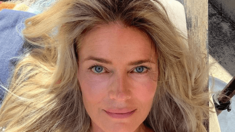 Model (56) poseert in bikini om statement te maken: «Ik wil niet elke dag tegen mijn leeftijd vechten»