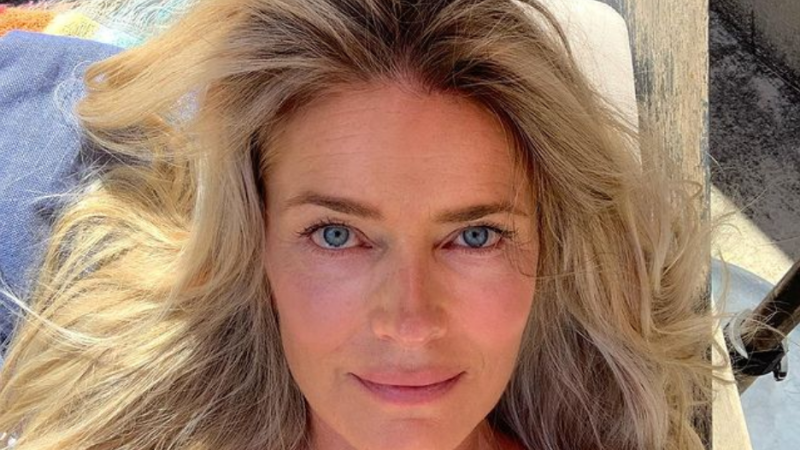 Model (56) poseert in bikini om statement te maken: «Ik wil niet elke dag tegen mijn leeftijd vechten»