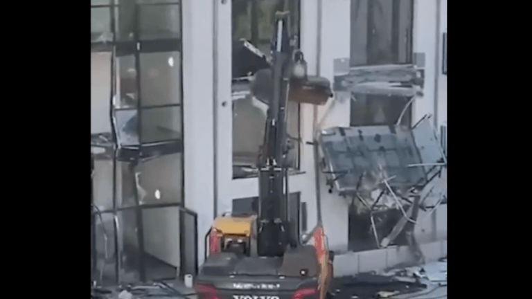 Niet op tijd betaald? Dan haalt deze aannemer de sloophamer boven (video)
