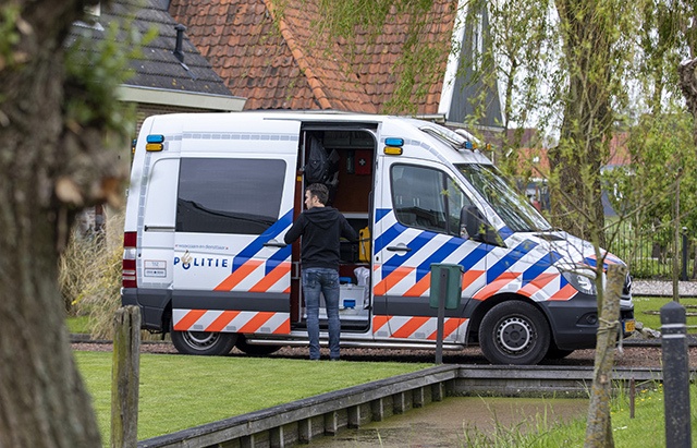 Voorbijganger rijdt weg in politieauto met draaiende motor (video)