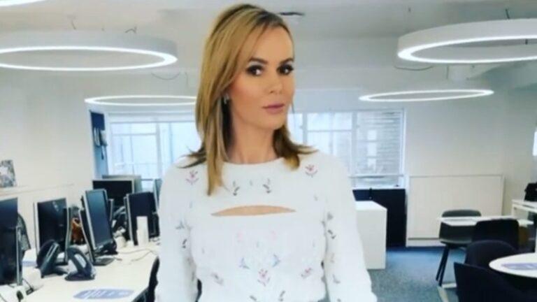 ‘BGT’-jurylid Amanda Holden poseert sensueel op fiets. Fans jaloers: “Dat zadel heeft geluk!” (foto)