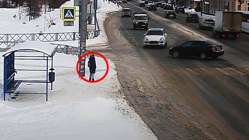 Jongedame wacht rustig op haar bus. Maar dan moet ze LOPEN voor haar leven! (video)