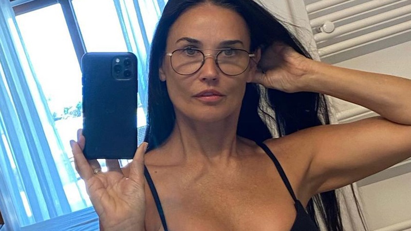 Hollywoodster Demi Moore pakt uit met bikiniselfies. Volgers geloven ogen niet: “Hoe kan je zo mooi zijn?!” (foto’s)