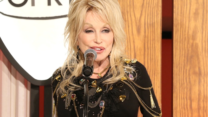 Dolly Parton trekt haar pikante outfit nog eens aan voor jarige man: “Hij vindt mij nog steeds een hete dame!” (foto)