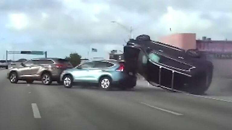 Tieners op de vlucht in gestolen SUV. Wat volgt? Deze HALLUCINANTE horrorcrash! (video)