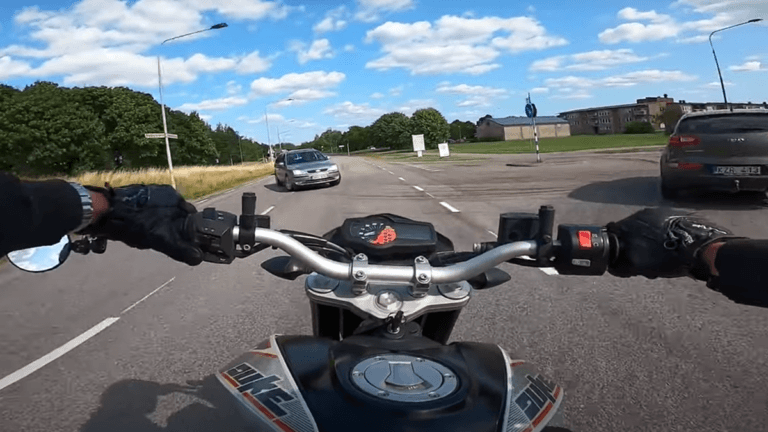Compilaties rond ‘idioten in auto’s’ blijven kijkers verbazen: “Ik snap niet hoe sommige mensen aan hun rijbewijs komen” (video)