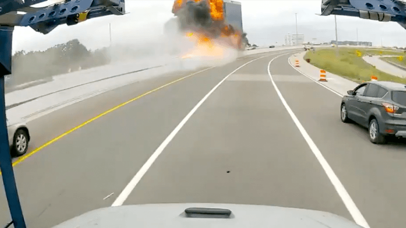 Vrachtwagenchauffeur ontsnapt aan de dood nadat tankwagen ontploft (video)