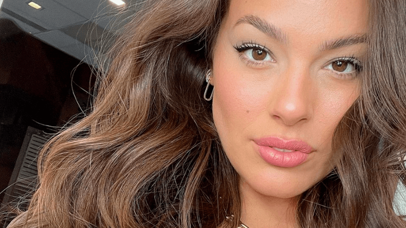 Topmodel Ashley Graham onthult zwangerschap met naaktfoto: “Gewoonweg prachtig!” (foto)