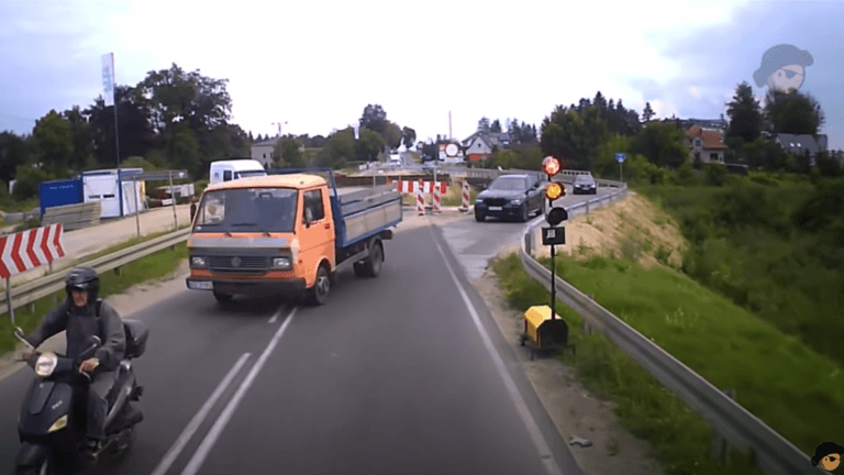 Chauffeur die rood negeert krijgt te maken met karma: “Zijn verdiende loon” (video)