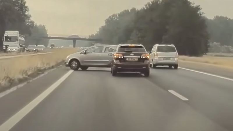 Nederlandse wegpiraten gunnen elkaar geen CENTIMETER ruimte… Karma grijpt stevig in! (video)