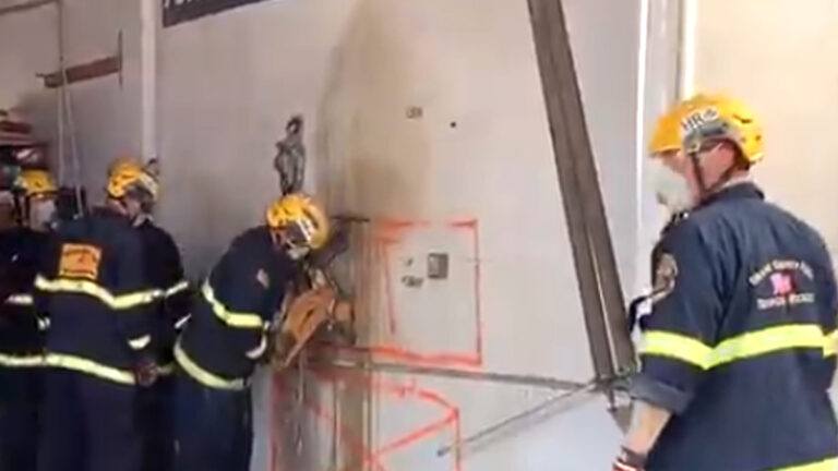 BIZAR: Brandweermannen hebben handen vol met NAAKTE vrouw die vastzit tussen twee muren (foto/video)