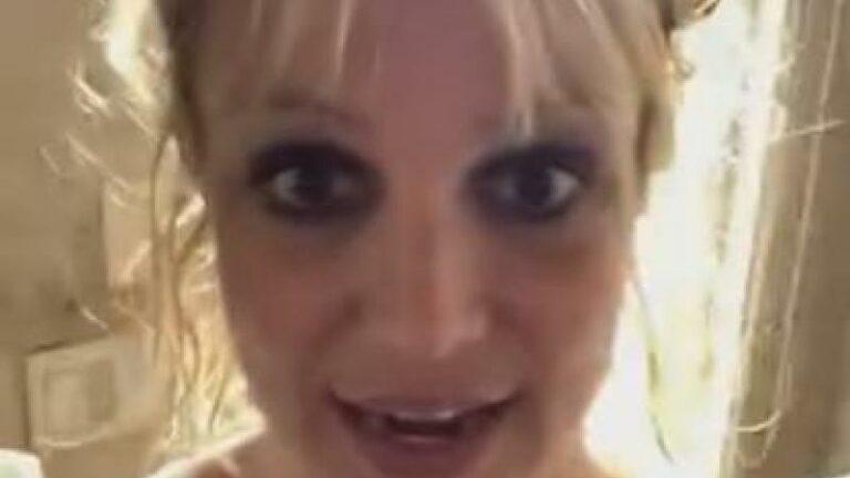 BIZAR. Britney Spears in de wolken met eigen aankoop van iPad: «Een mijlpaal!» (video)