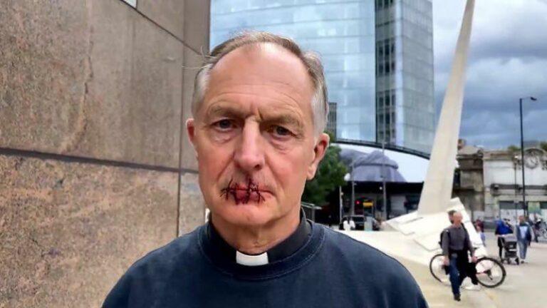 BIZAR. Priester naait mond dicht uit protest tegen «klimaatontkenners»