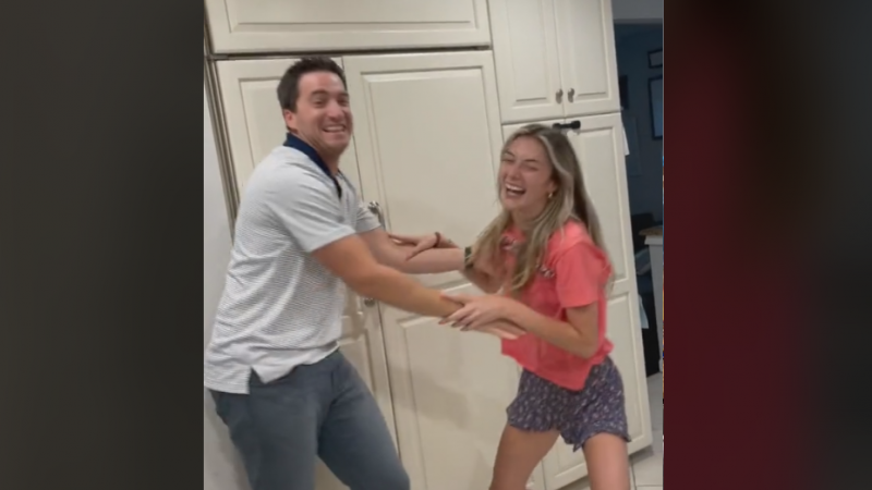 Volgers waarschuwen moeder nadat echtgenoot met nanny ‘flirt’: «Je raakt haar borsten aan!» (video)