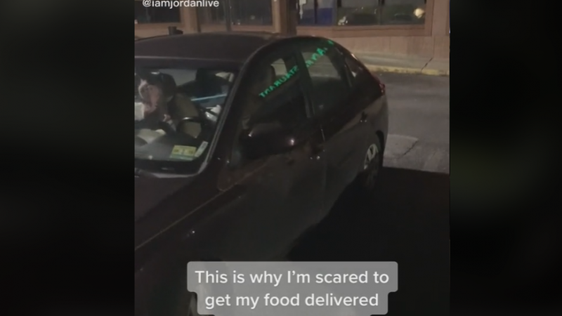Man doet shockerende ontdekking in auto van maaltijdbezorger: «Vanaf nu haal ik mijn eten zelf af» (video)