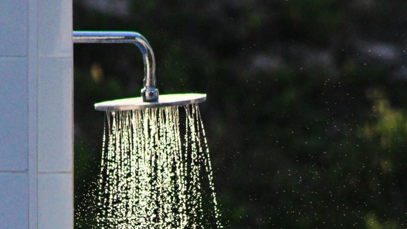 Dankzij deze truc is je douchekop zo weer schoon