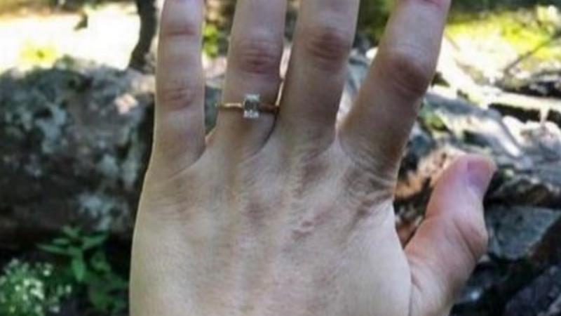 Vrouw pronkt met foto van verlovingsring, maar gênant ‘detail’ op de achtergrond steelt de aandacht … (foto)