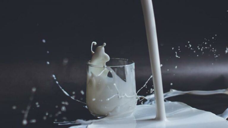 LIFEHACK. Dit kan je doen met restjes melk