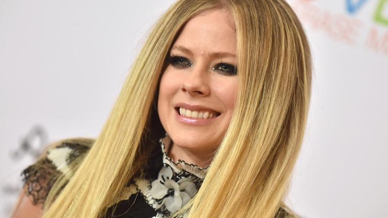 Ophef over bikinifoto van Avril Lavigne: «Je tepel tonen? Dat had ik niet van je verwacht»