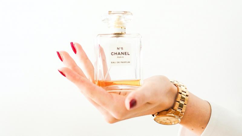 Zo blijft je parfumgeur langer hangen