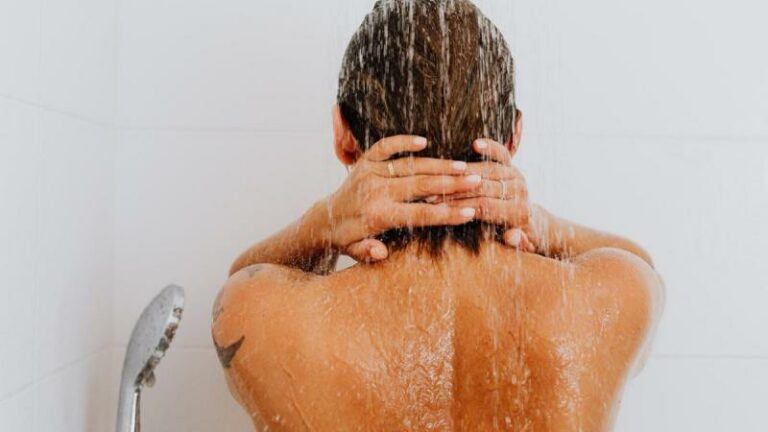 Vrouw ontdekt iets akeligs tijdens het douchen: «Je echtgenoot is een creep!»