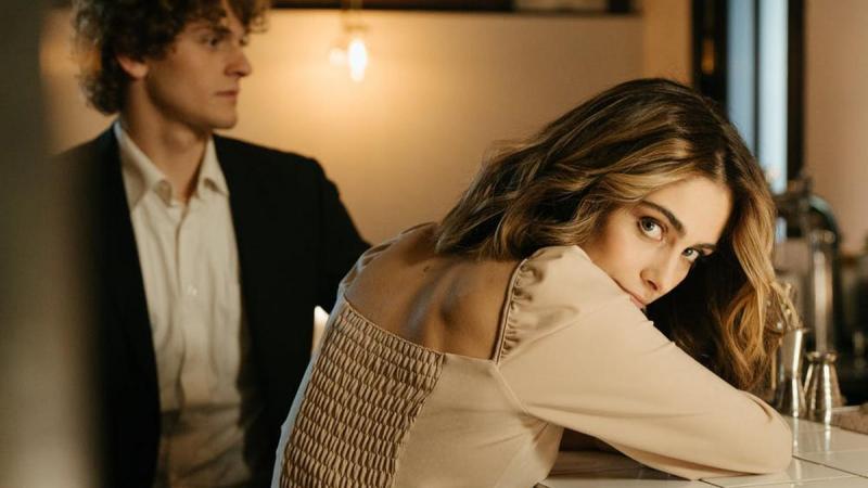 Man beweert tijdens Tinderdate dat zijn ex overleden is, maar dan gebeurt DIT…