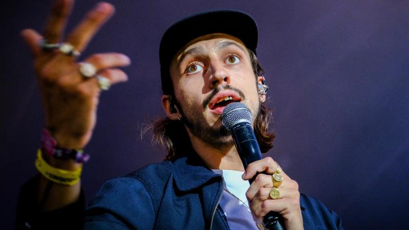 Roméo Elvis is getrouwd met zijn vriendin Lena Simonne (video)