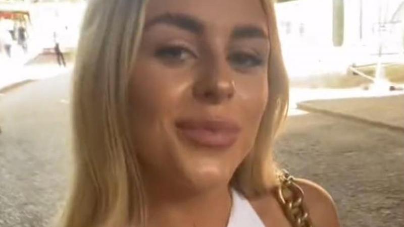 Vrouw gaat op toeristische attractie maar ‘verliest’ haar broekje zonder het te beseffen (video)