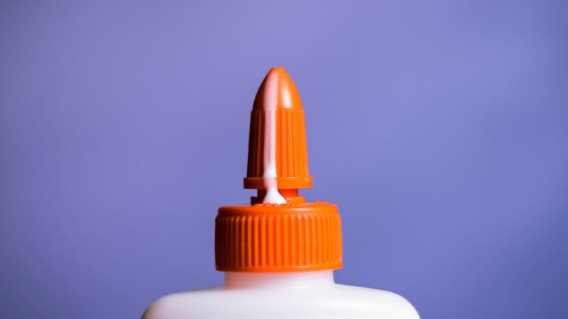 Man sterft nadat hij geslachtsdeel ‘dichtlijmt’ bij gebrek aan condoom