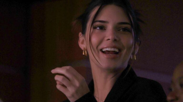 Bijna volledig naakte Kendall Jenner uitgelachen door fans in opmerkelijke fotoshoot: «Awkward» (foto)
